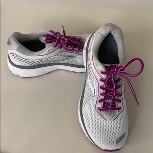 Brooks Ghost 12 Medium B Size 6 Women